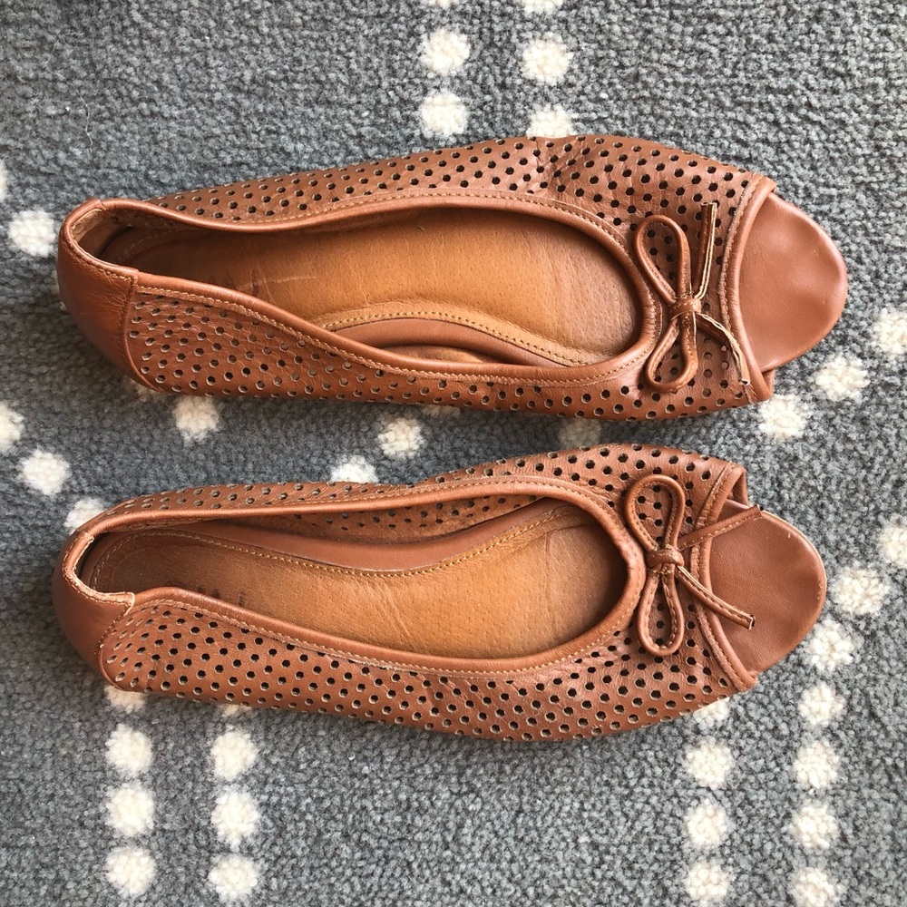 (Emu) Holes & Toes Bow Shoes!